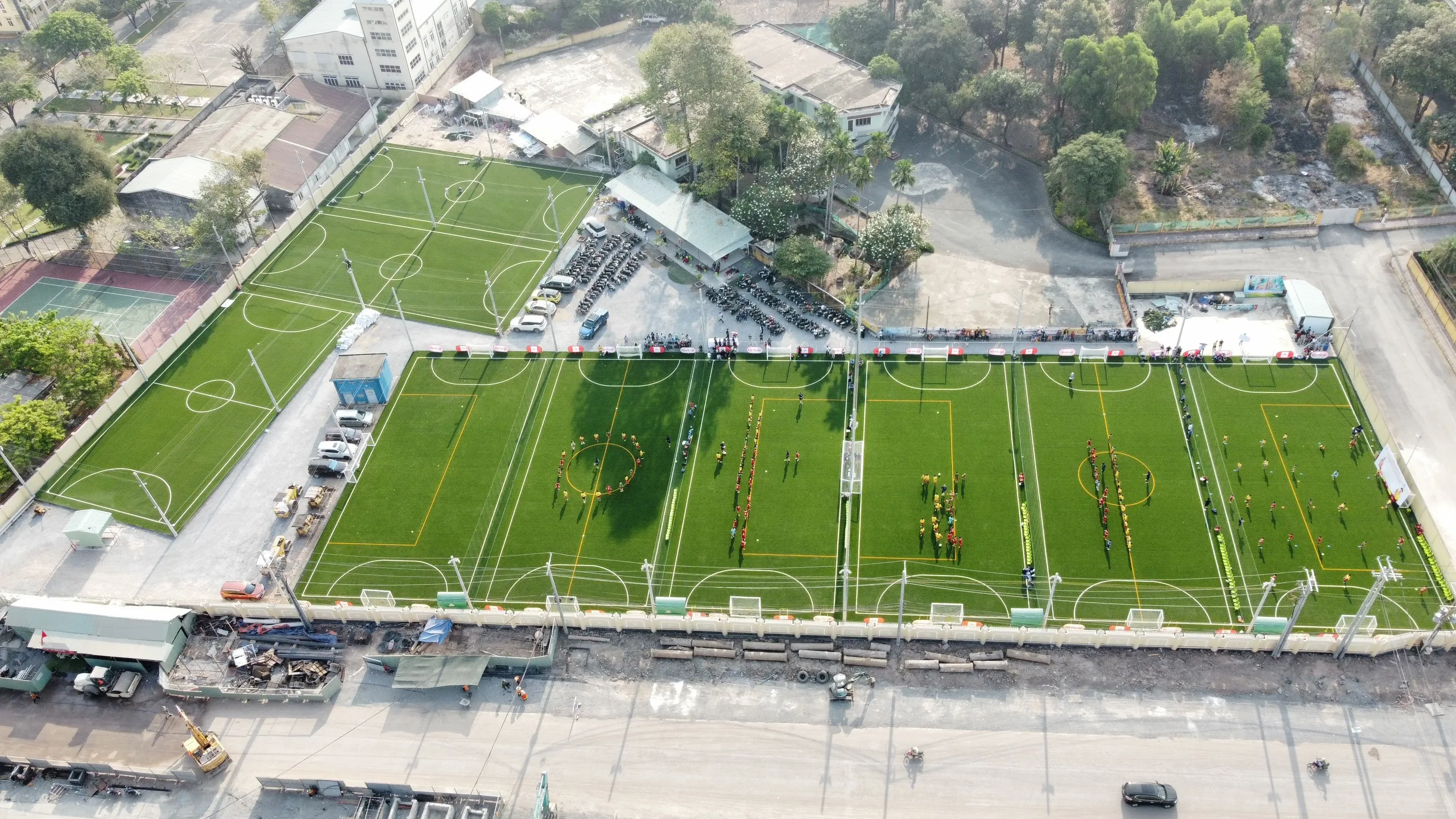 Sân bóng sử dụng cỏ nhân tạo non-infill có chi phí làm sân bóng cao hơn nhưng mặt sân êm hơn